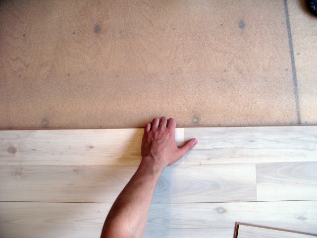 Как правильно класть ламинат на деревянный пол