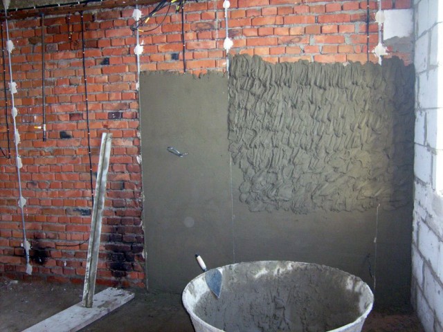 Штукатурка стен цементным раствором с добавлением извести