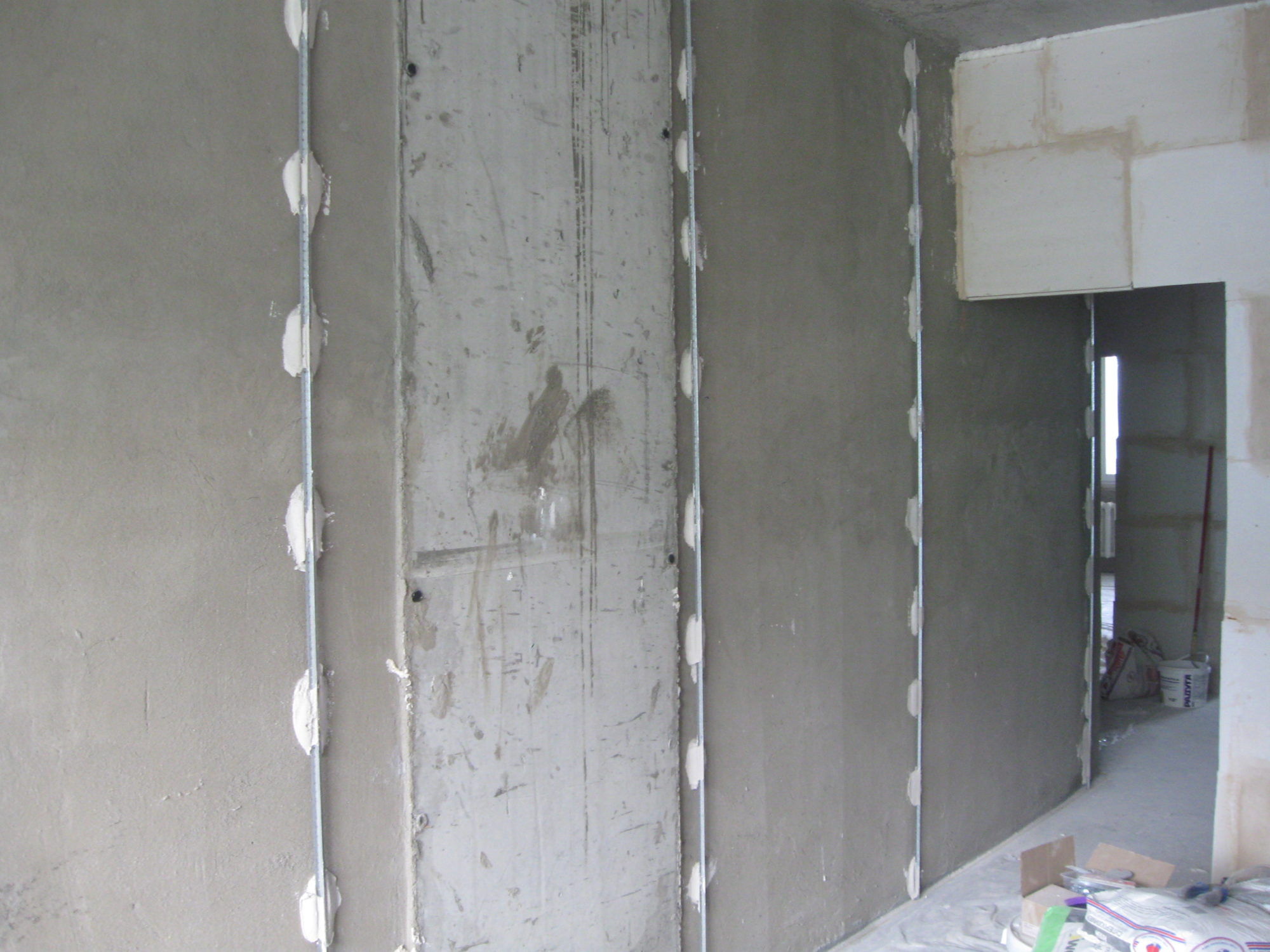 Как оштукатурить стену без маяков своими руками цементным раствором купить секционный забор из бетона