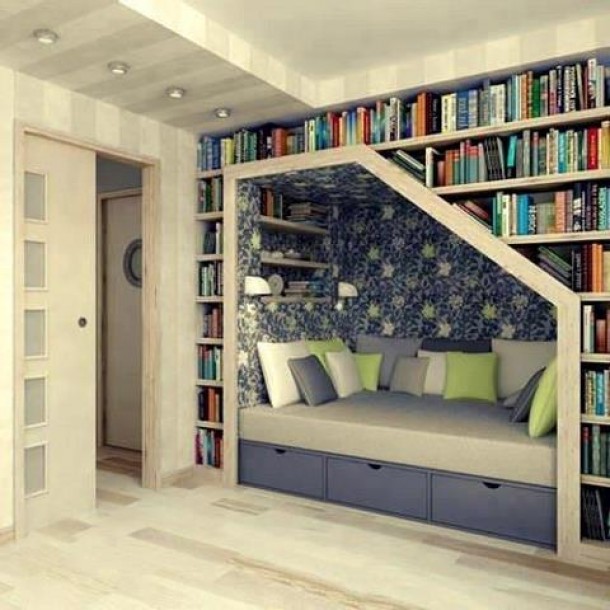 Библиотека над кроватью