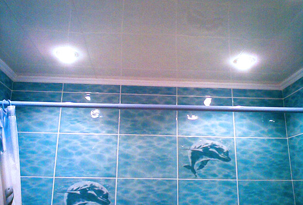 Потолок из пластиковых панелей в ванной