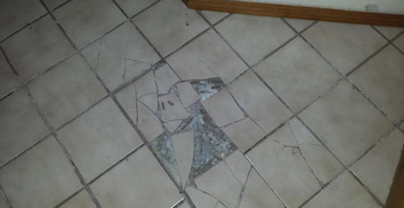 Разбитые полы. Треснула напольная плитка. Разбитая плитка на полу. Разбитая керамическая плита. Керамическая плитка сломанная.
