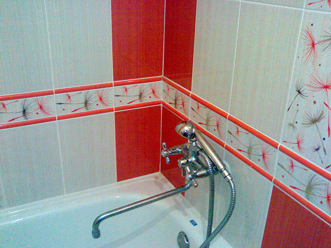 Дизайн ванны в хрущевке в красно-белых цветах