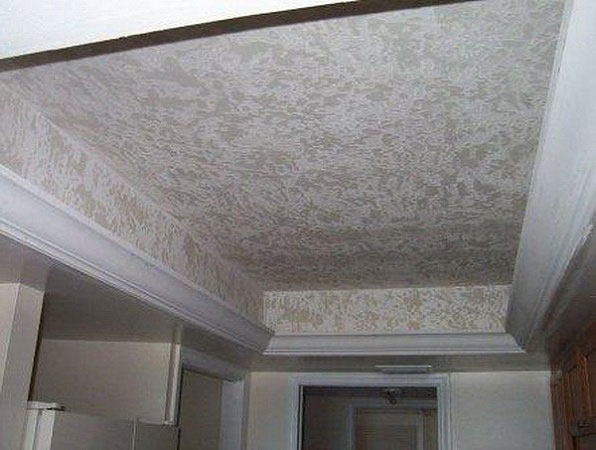 обои на потолке с текстурой