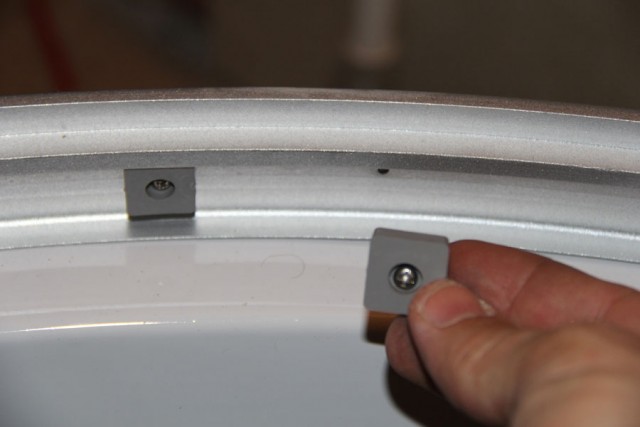 Изнутри прикручиваем на саморезы 12 мм резиновые ограничители для дверец.
