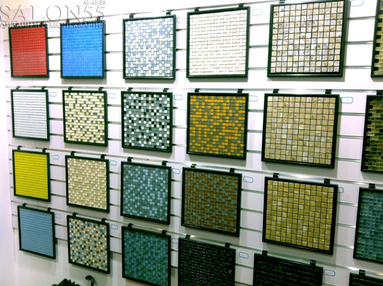 Укладка мозаики на сетке на стены и пол