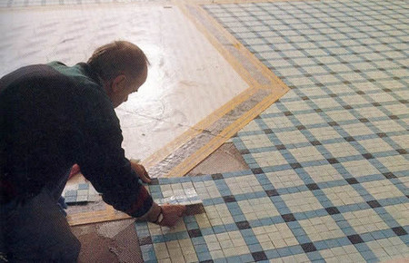 Укладка мозаичной плитки на стены и пол
