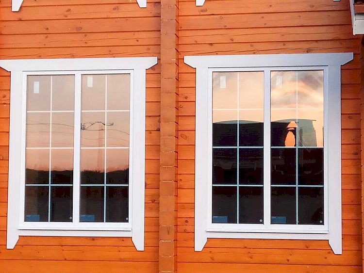 Разновидности наличников на окна для деревянного дома и правила их монтажа