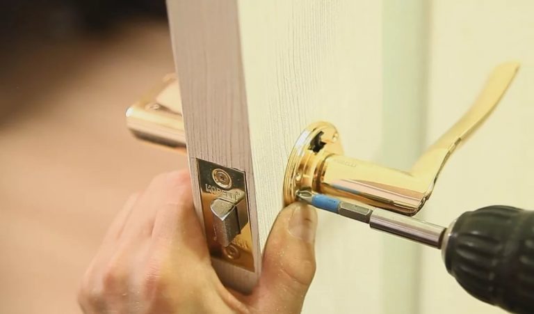 Установка дверной ручки на межкомнатную дверь с защелкой своими руками