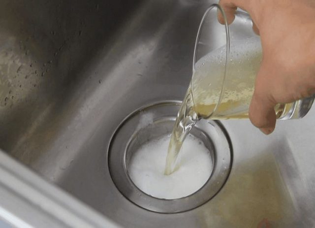 Почему нельзя чистить канализацию содой и уксусом