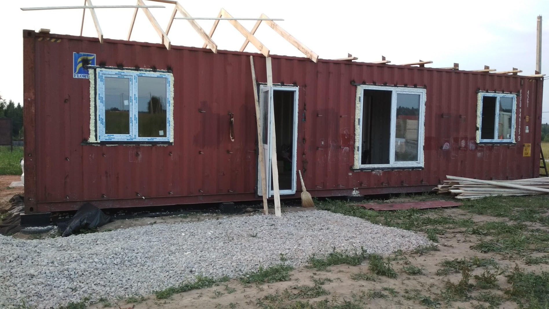 Бывший житель Украины в одиночку построил в Старорусском дом из пенопласта